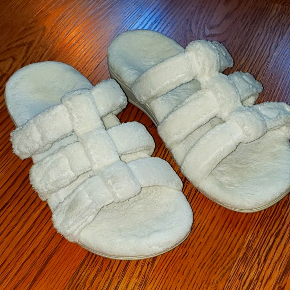 Vivonic | Cozy White Fuzzy Slippers